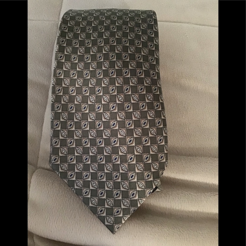 Men’s tie by Geoffrey Beene nice design classy look small checks business